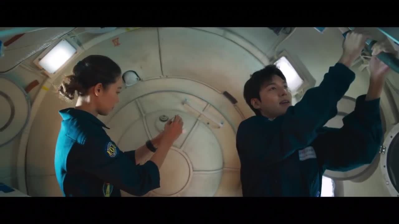 Кадры из сериала При свете звезд (2025)